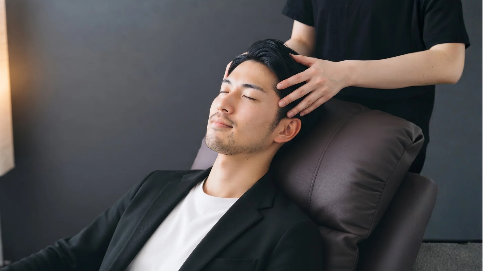 ドライヘッドスパを受ける男性